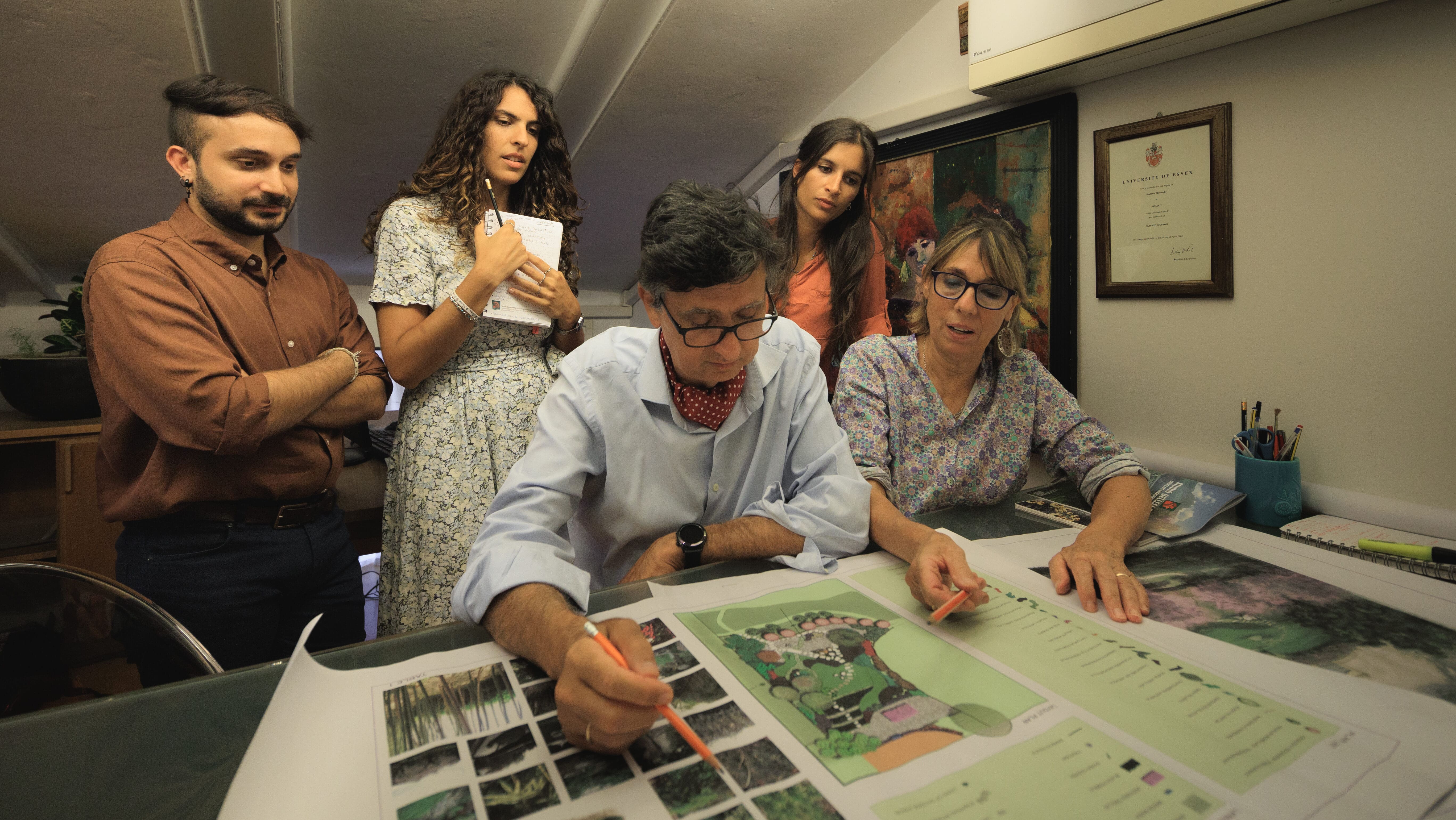 Architetti paesaggisti e tecnici al lavoro allo studio Bellesi Giuntoli