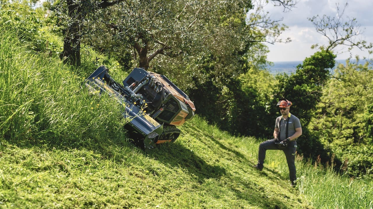 Evergreen RoboCOMPACT in azione su terreno in pendenza