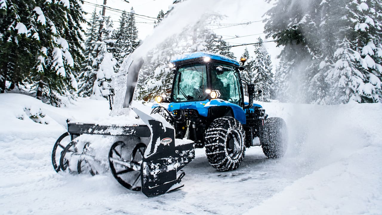 Trattore Better 175 di BM Tractors al lavoro nella neve