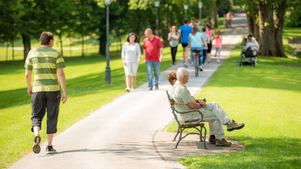 Verde urbano, qualcosa è cambiato: visitatori in un parco
